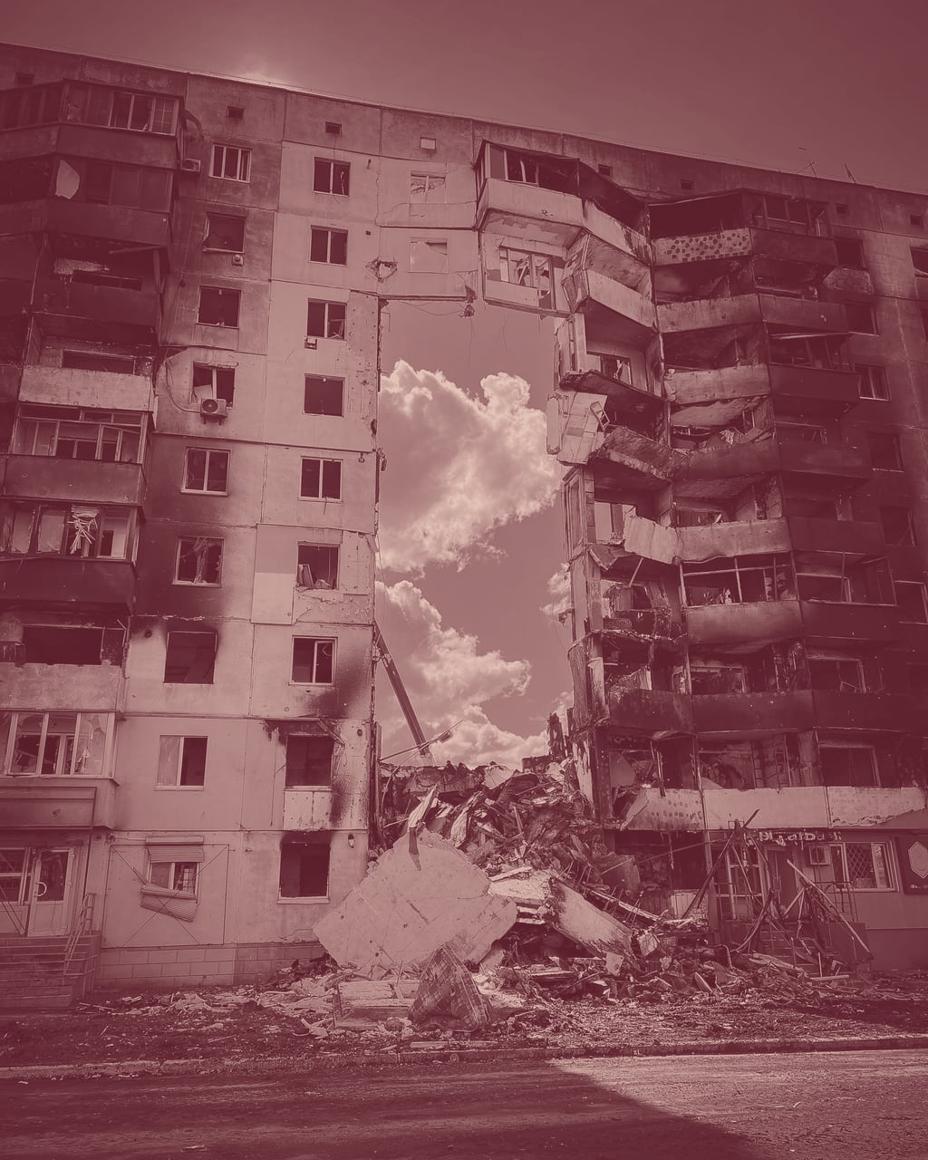 Un immeuble d'habitation éventré, façades effondrées sur plusieurs étages
