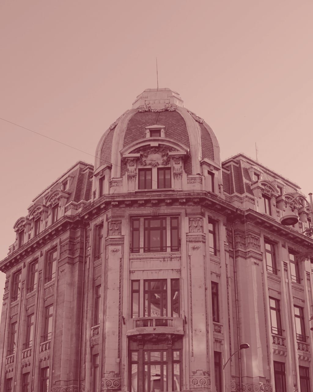 La façade d'angle en pierre de taille d'un ancien établissement bancaire