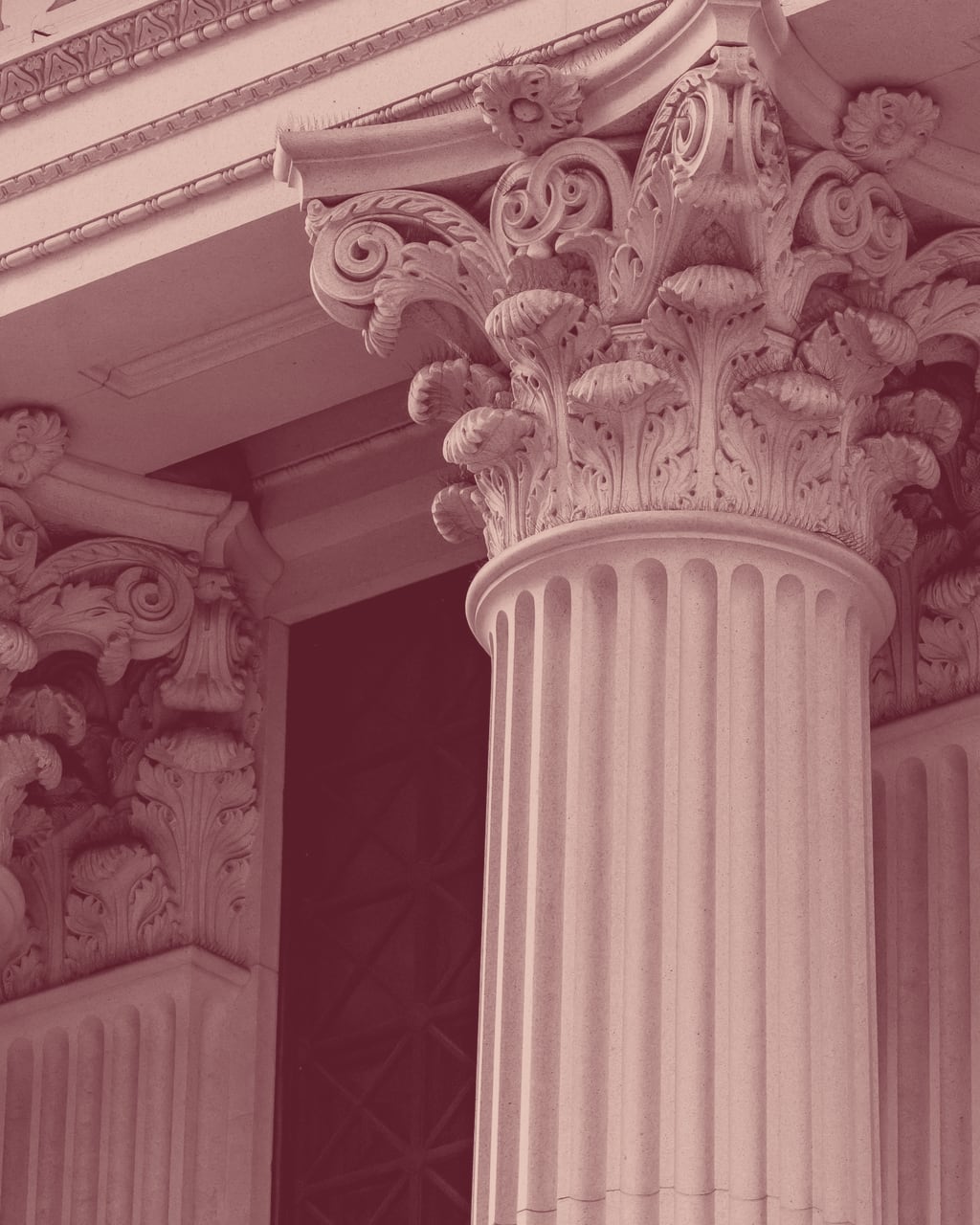 Un chapiteau corinthien sculpté et les colonnes de pierre d'un édifice néoclassique